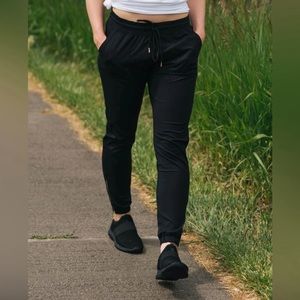 ZYIA Black Peak Zipper Joggers Large Long 31 NWT